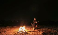 Gediz Nehri'nin geçtiği yerlerde yetişen üzümü gece korumak için tüfekle nöbet tutuyorlar