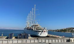 En büyük yelkenli yolcu gemilerinden "Club Med 2" Çeşme Limanı'nda