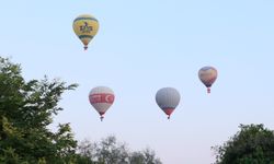 Denizli'de şehit yakınları için yapılan balon turunda Türk bayrakları gökyüzünde dalgalandı