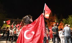 Uşak'ta binlerce kişi ay yıldızlı bayraklarla yürüdü