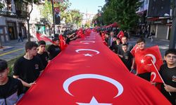 Uşak'ın İsmetpaşa Caddesi'nde devasa Türk Bayraklarıyla yürüdüler