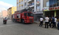 Uşak Banaz İnönü Caddesi'ndeki hırdavatçıda çıkan yangın yan taraftaki elektrikçiye sıçradı!