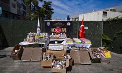 İzmir'de 70 bin 305 puro ve 21 bin 650 paket kaçak sigara ele geçirildi
