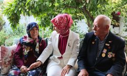 Bakan Göktaş Manisa'da 48 yıldır evli olan Bulut çiftini ziyaret etti