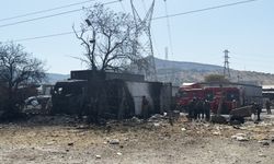 Bornova'da konteynerde çıkıp kamyona sıçrayan yangın söndürüldü