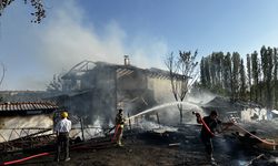 Uşak Merkez Sorkun köyündeki yangında 2 katlı ev küle döndü