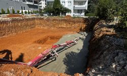 Uşak Sigorta'da temel atma sırasında beton pompası işçilerin üstüne düştü!
