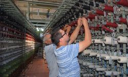 Uşak'a yakın olan Demirci'de el dokuması ve el dokuması görünümlü makine halıları büyük ilgi görüyor