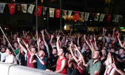 İzmir'de Türkiye-Almanya EuroBasket 2025 finali dev ekrandan izlendi