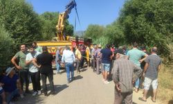 İzmir'de traktör şarampole devrildi sürücü hayatının kaybetti