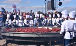 Uşak'ın komşusunda Afyon'da 1 ton sucuk ve 15 bin yumurtayla sucuklu yumurta rekoru kırıldı