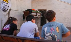 İzmir'de üzerine koltuk düşmesi sonucu ölen çocuk  defnedildi