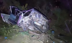 İzmir'de kamyonet ile otomobilin çarpıştığı; 1 ölü, 8 yaralı!