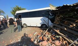 Aydın'da midibüs iş yerine çarptı, sürücü yaralandı!