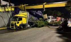 Manisa'da vinç devrildi, operatör yaralandı !