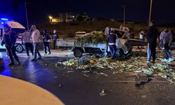 İzmir'de kamyonet bariyerlere çarptı, sıkışan 3 kişi kurtarıldı!