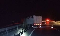 Afyonkarahisar'da kamyonet bariyere çarptı, 4 yaralı!