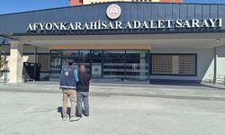 Afyonkarahisar'da aracın bagajında düzensiz göçmen taşıyan zanlı tutuklandı