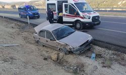 Uşak ve Gediz arasındaki Derbent Kavşağında otomobil şarampole devrildi!