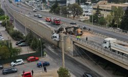 İzmir'de tır viyadükte asılı kaldı, sürücü yaralandı