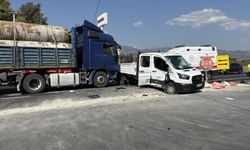 Aydın'da tırla kamyonet çarpıştı 3 kişi yaralandı