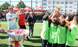 Spor Toto, Uşak Öğretmen Mahmut Özgöbek İlkokuluna halı saha yaptı