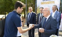 Uşak Üniversitesine yeni başlayan öğrencilere bardakta çorba ikram etti