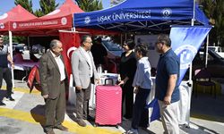 Uşak'a yeni gelen üniversitelileri otogarda karşılıyorlar