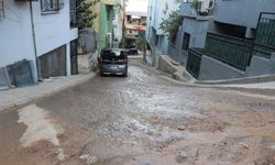 İzmir'de patlayan su borusu onarılmıyor!