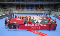 İzmir'in kadın voleybol takımları sahaya "tek ruh" çıktı