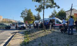 Manisa'da servis minibüsü ile hafif ticari araç çarpıştı: 8'i öğrenci 9 yaralı!