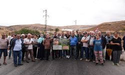 İzmir'de mahalle sakinleri çöp depolama alanının yolunu kapattı