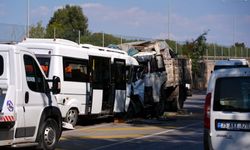 İzmir'de minibüs ile kamyonun çarpıştı, 2 yaralı!