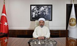 Diyanet İşleri Başkanı Arpaguş, Atatürk'ün Uşak'ta dua ettiği fotoğrafı astı