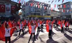 Uşak'ın Sivaslı sakinleri, Cumhuriyet'in 102'inci yılını Atatürk Meydanı'nda kutlandı