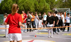 İpek Soylu, İzmir'de ilkokul öğrencileriyle tenis oynadı