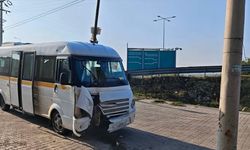 Manisa'da öğrenci servisi direğe çarptı,   2 öğrenci yaralandı