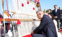 İzmir'de Cumhuriyetin 102. yılı kutlamaları kapsamında Türk bayrağı dokundu