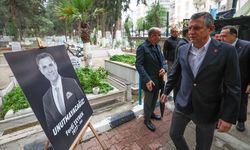 Merhum Ferdi Zeyrek'in mezarını ziyaret etti