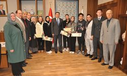 Kütahya Valisi yarışmalardan derece alan öğrencileri ödüllendirdi