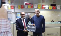 Denizli'de PTT'nin 185. yılına özel müşteriye hediye verildi