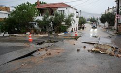 İzmir'in Foça ilçesinde sağanak hayatı olumsuz etkiledi