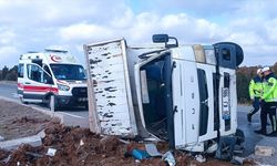 Kütahya'da kamyon devrildi, sürücü yaralandı