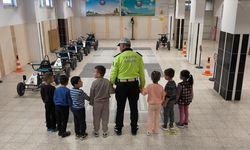 Kütahya'da öğrencilere aileleriyle trafik eğitimi verildi