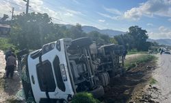 İzmir'de kamyon devrildi, sürücü yaralandı!