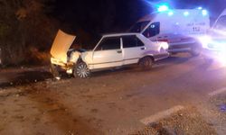 Afyonkarahisar'da iki otomobil çarpıştı, 4 yaralı!