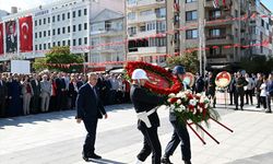 Manisa'da Cumhuriyet'in 102. yılı için çelenk sunuldu