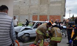 Manisa'da otomobil eve çarptı, 2 yaralı!