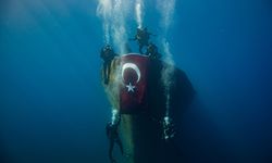 İzmir'de Cumhuriyet Bayramı için deniz polisleri su altında bayrak açtı