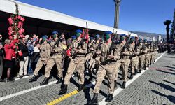 İzmir'de Cumhuriyet'in 102. yıl dönümü kutlandı